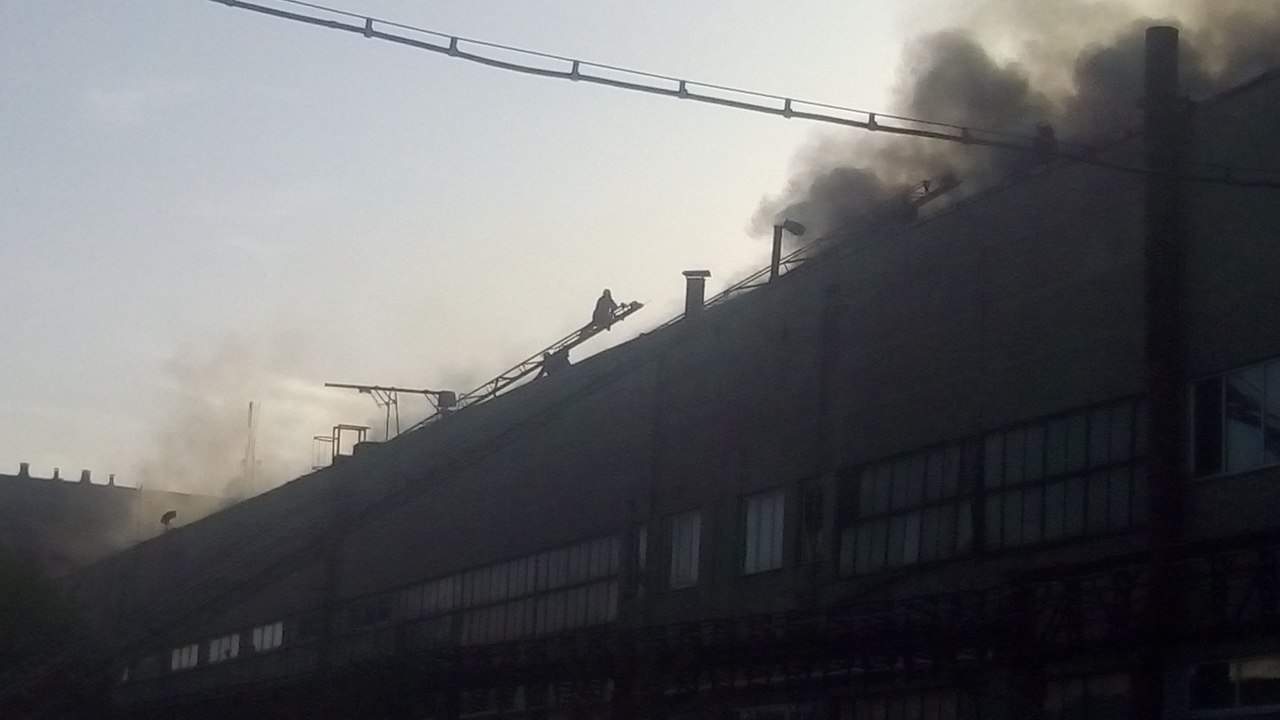 В Харькове горела промышленная зона (фото)