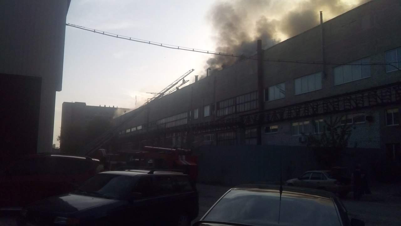 В Харькове горела промышленная зона (фото)