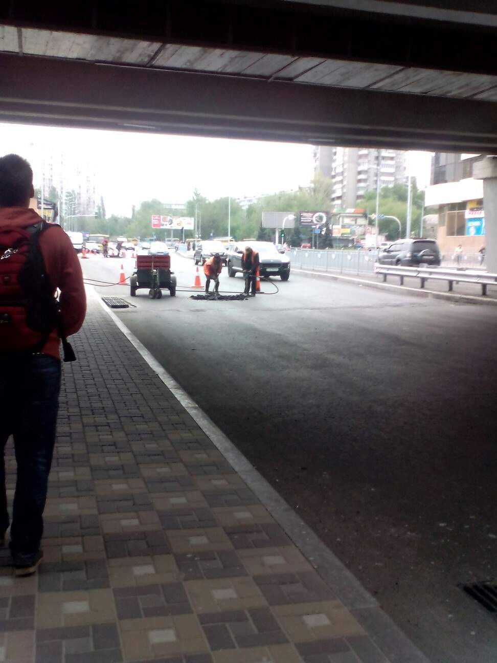 "По-технологии": в Киеве дорожные службы меняют люки после укладки асфальта (фото)