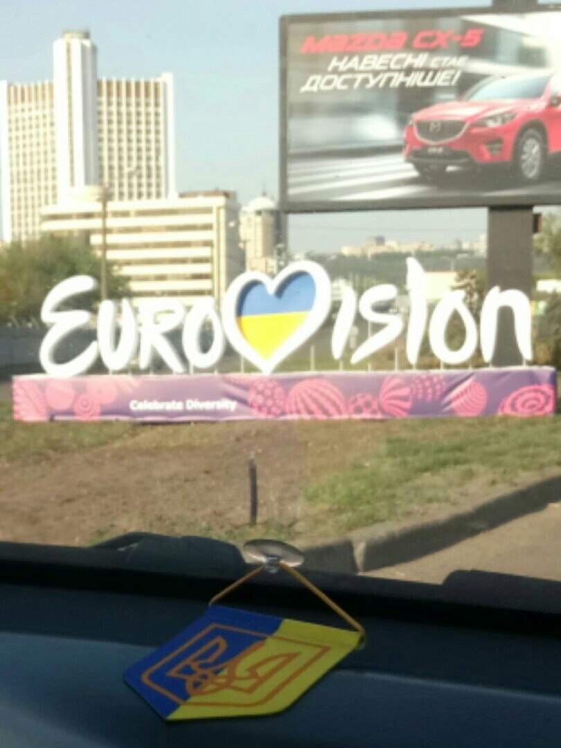 "Евровидение близко": в Киеве по всему городу установили надпись-логотипы песенного конкурса (фото)