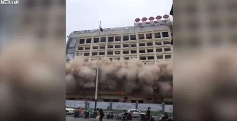 Плановая катастрофа: в Китае люди испугались обрушения 20-этажного здания (видео)