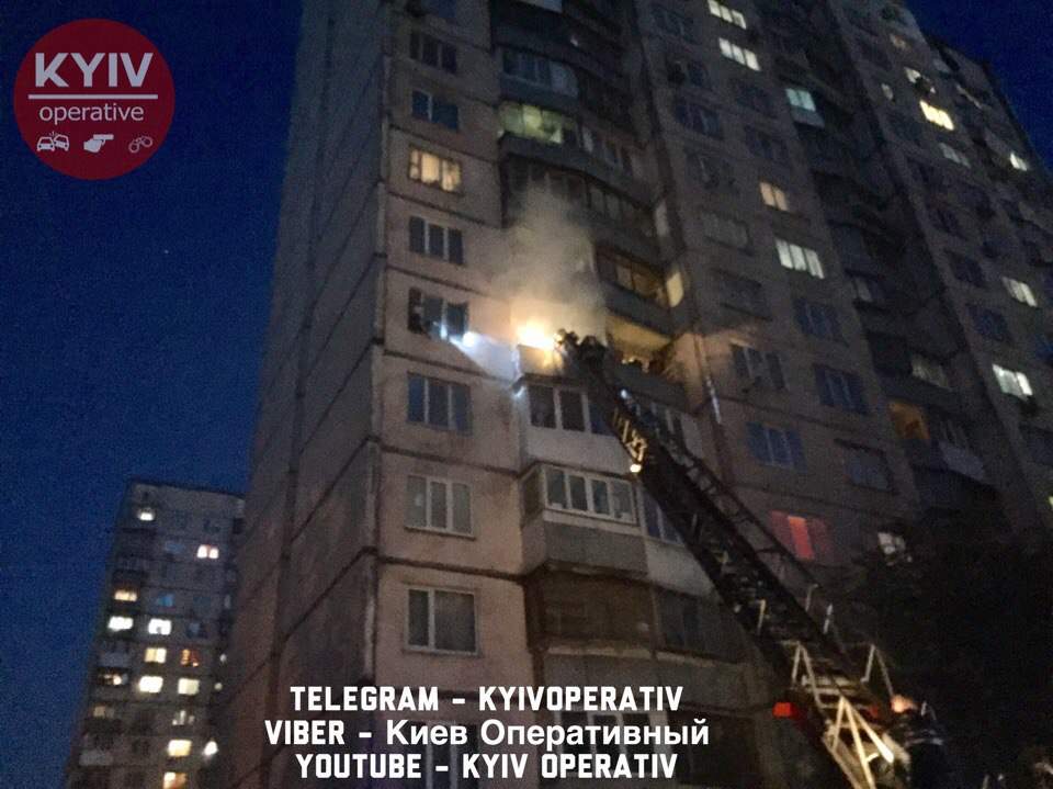 В Киеве из-за брошенного окурка вспыхнул пожар в многоэтажке (фото, видео)
