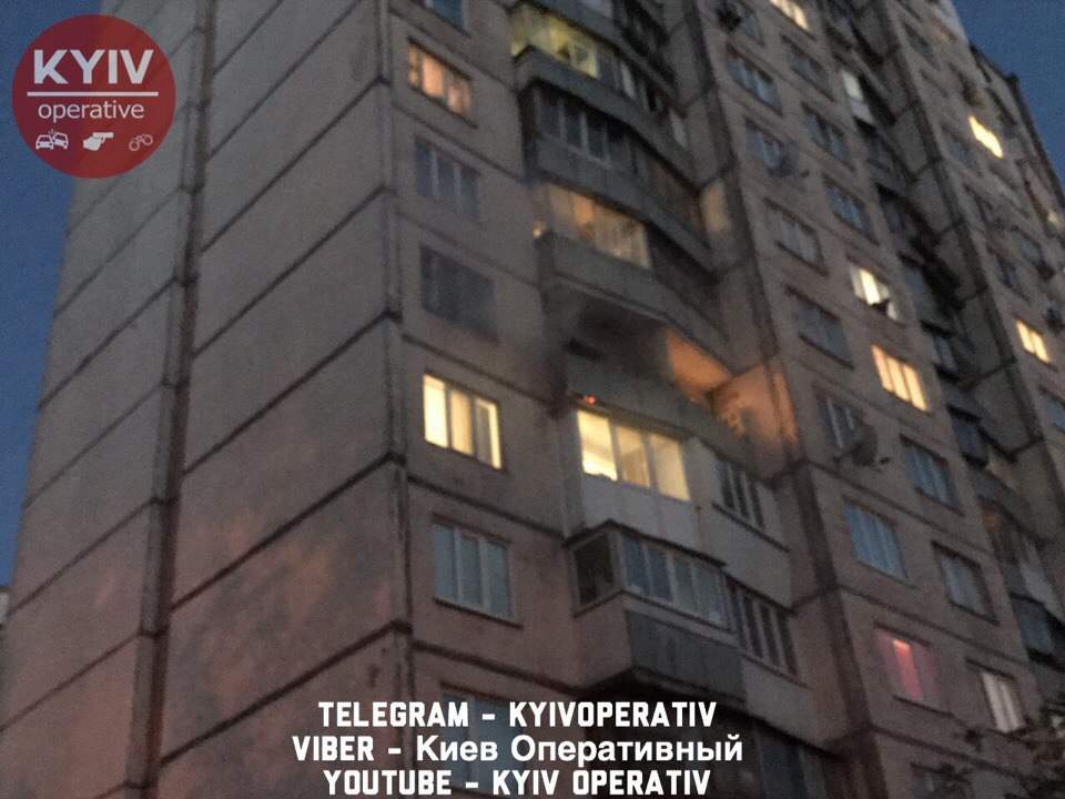 В Киеве из-за брошенного окурка вспыхнул пожар в многоэтажке (фото, видео)