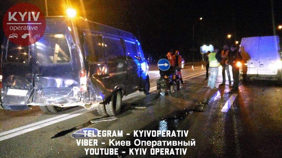 В Киеве "Ford" влетел в автомобиль коммунальных служб, есть пострадавшие (Фото)