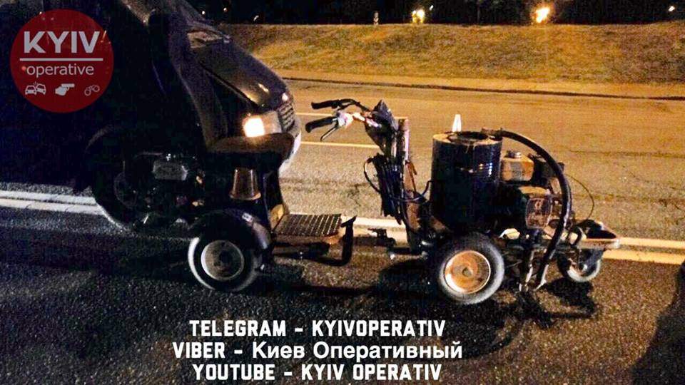В Киеве "Ford" влетел в автомобиль коммунальных служб, есть пострадавшие (Фото)