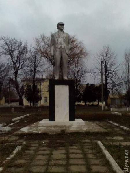На Одесчине неизвестные вандалы снесли верхнюю часть памятника "вождю социализма" (фото)