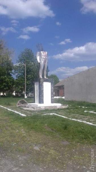 На Одесчине неизвестные вандалы снесли верхнюю часть памятника "вождю социализма" (фото)