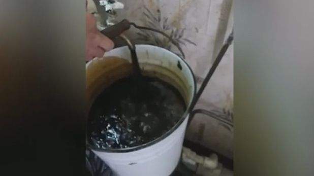 В иракских домах из крана потекла нефть (Фото)