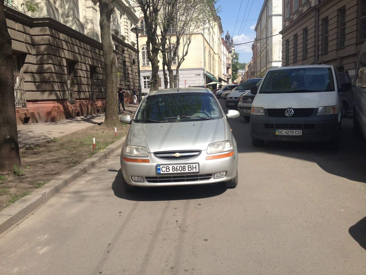 "Герой парковки" во Львове полностью заблокировал движение на проезжей части (фото)