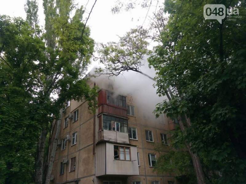 «Черёмушки» в огне: в Одессе горит квартира в пятиэтажке (видео)