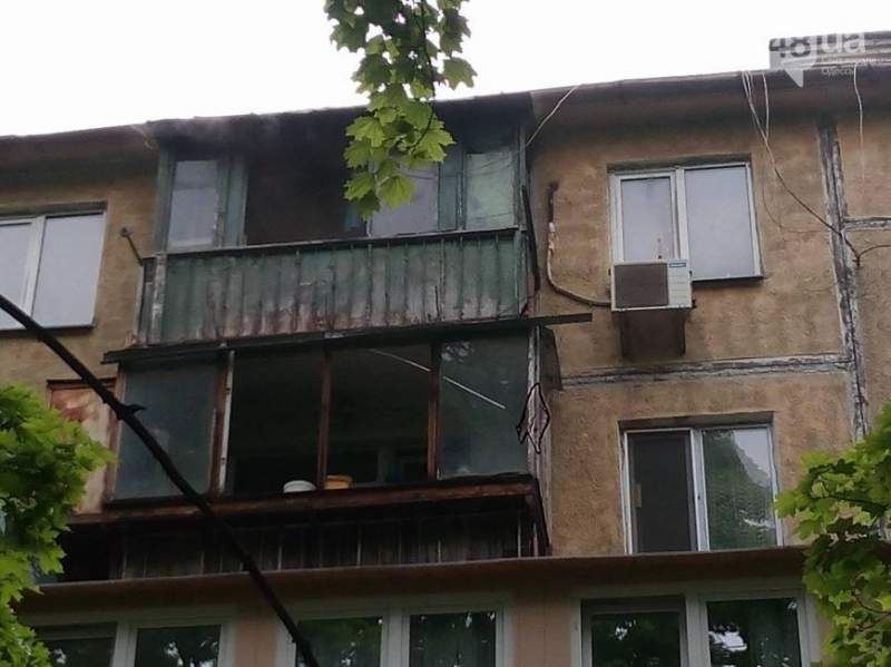 «Черёмушки» в огне: в Одессе горит квартира в пятиэтажке (видео)