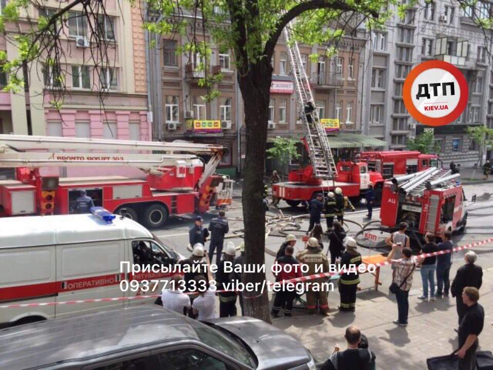 Масштабный пожар в Киеве: на месте происшествия много техники ГСЧС (фото)