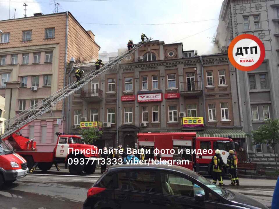 Масштабный пожар в Киеве: на месте происшествия много техники ГСЧС (фото)