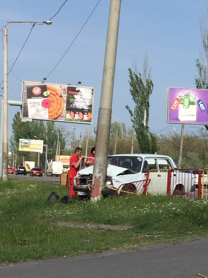 В Одессе авто снесло забор и столб (Фото) 