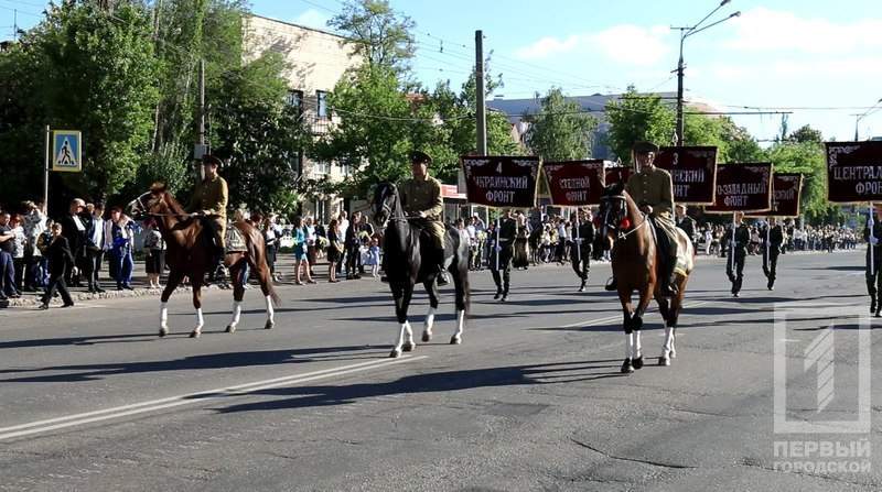 Кавалерийское «ура» ветеранам: по Кривому Роге прошла колонна кавалерии (фото)