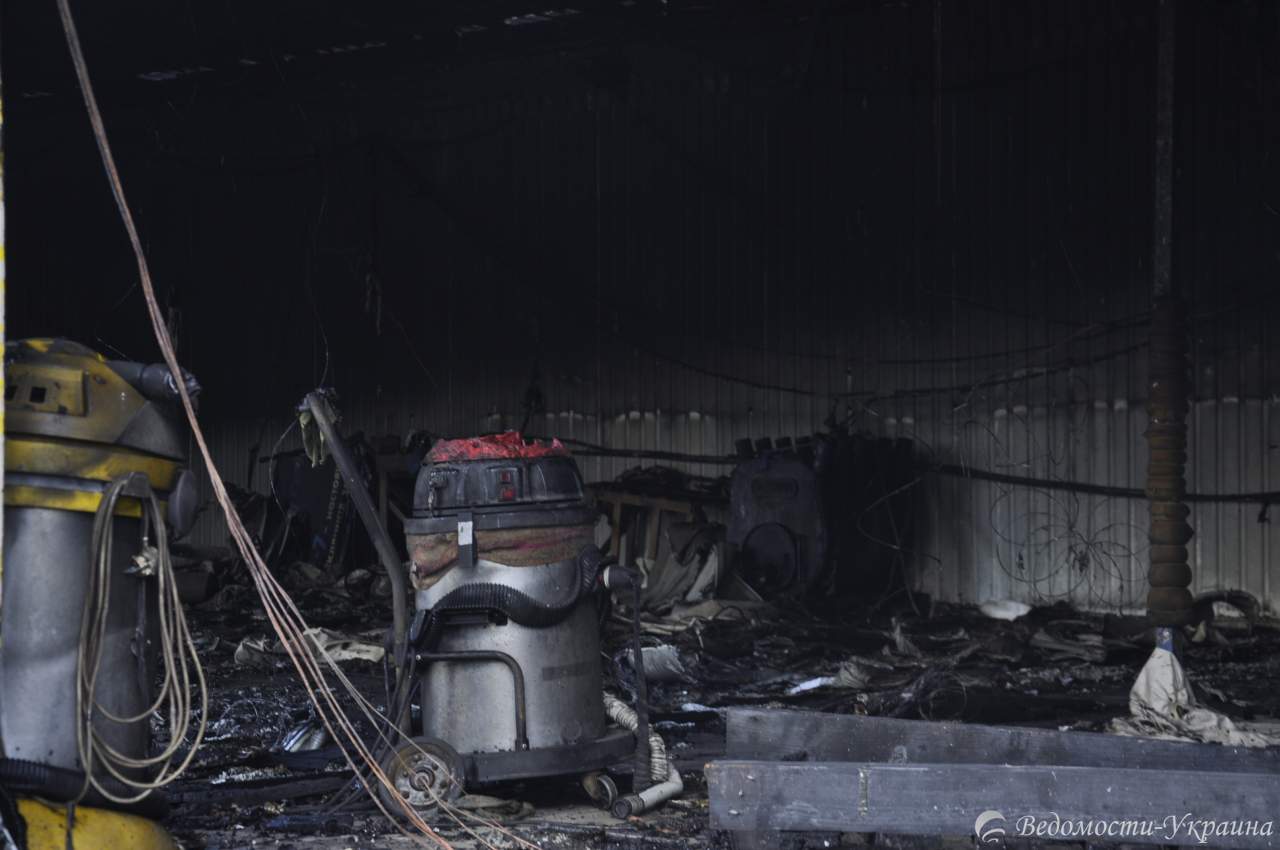Ночью в Киеве сгорела автомойка (фото)