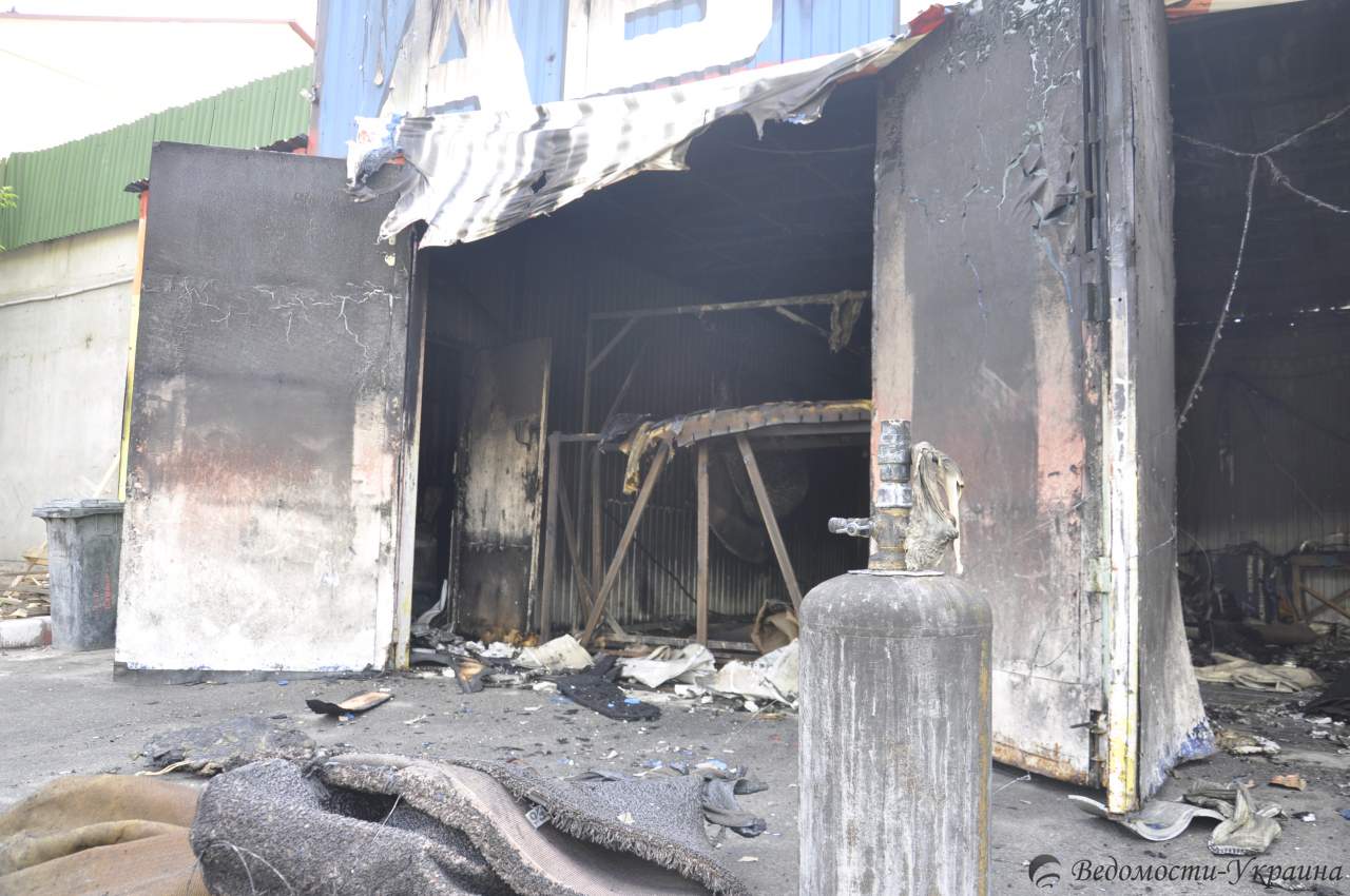 Ночью в Киеве сгорела автомойка (фото)