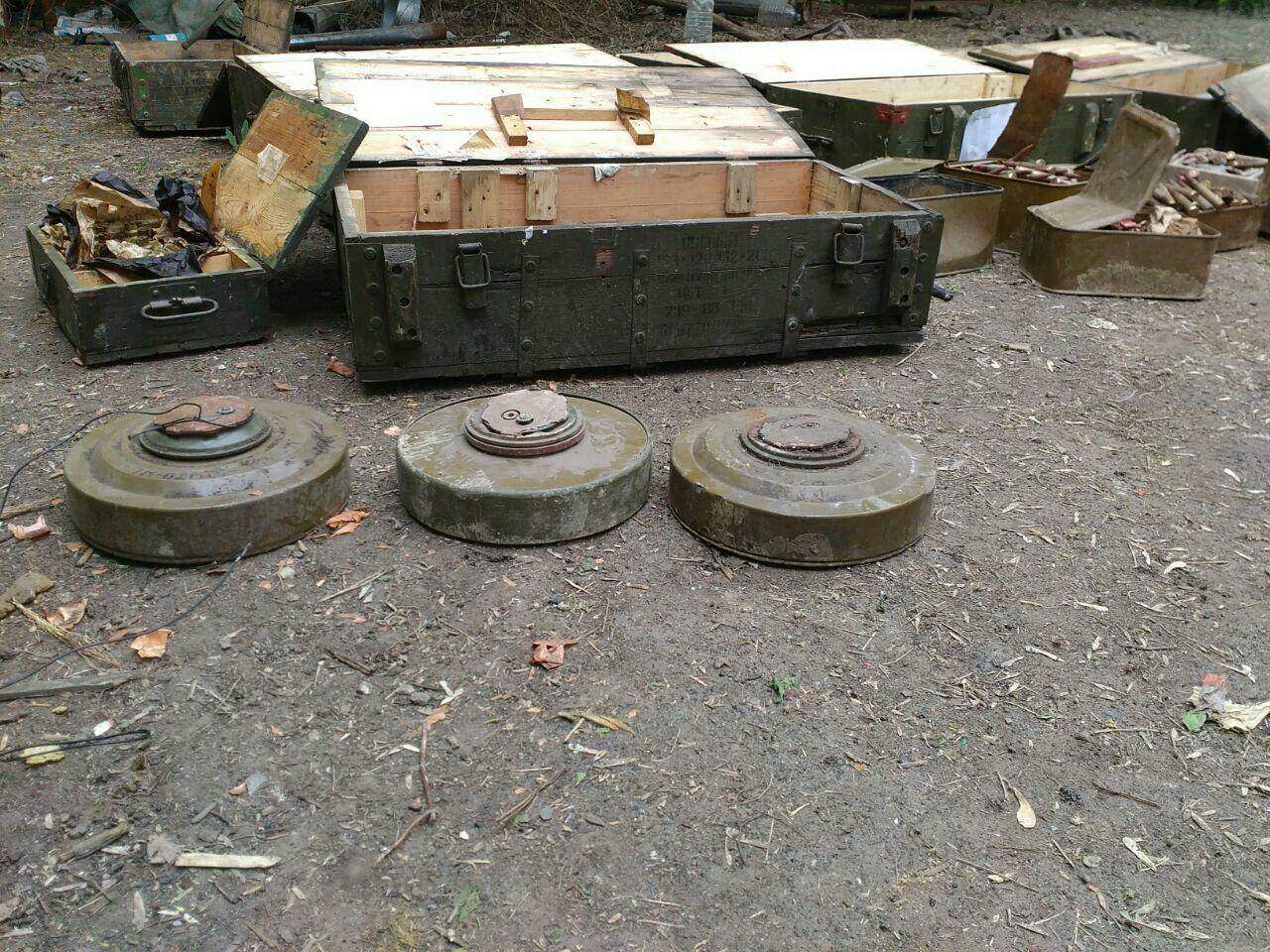 Сотрудники СБУ обнаружили схрон боеприпасов в районе АТО (фото)