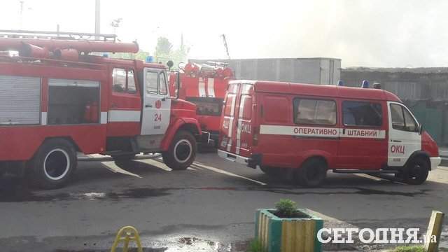 В Киеве горели склады с продовольствием на Дарницком рынке (фото)