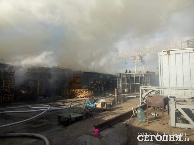 В Киеве горели склады с продовольствием на Дарницком рынке (фото)