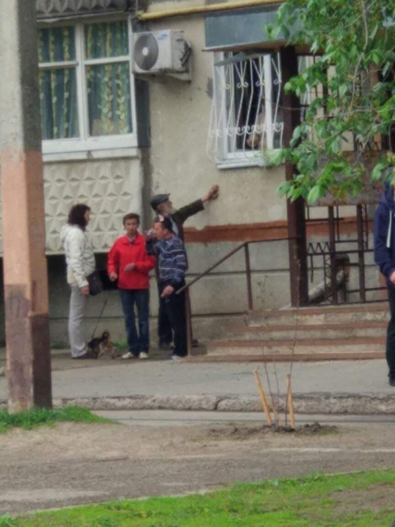 В Харькове в жилом доме обустроили "наливайку" (фото)