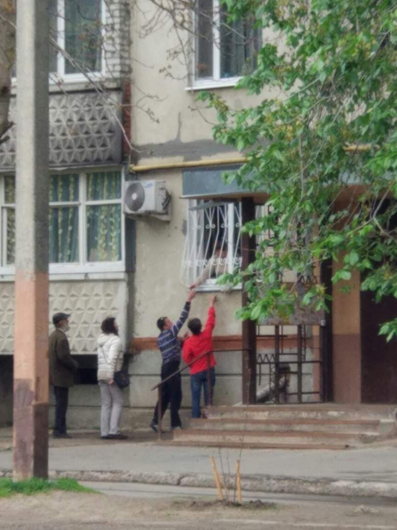 В Харькове в жилом доме обустроили "наливайку" (фото)