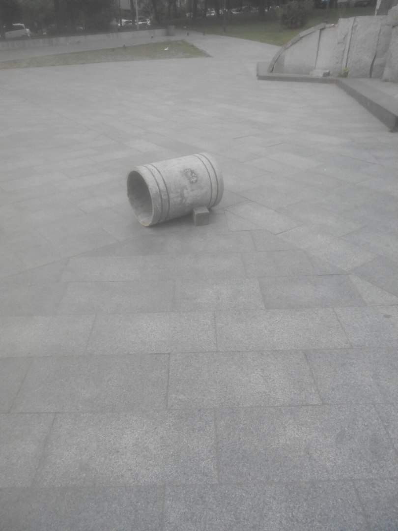 Не гнушаются ничем: скейтеры соорудили новую площадку из урн у памятника Гонгадзе (фото)