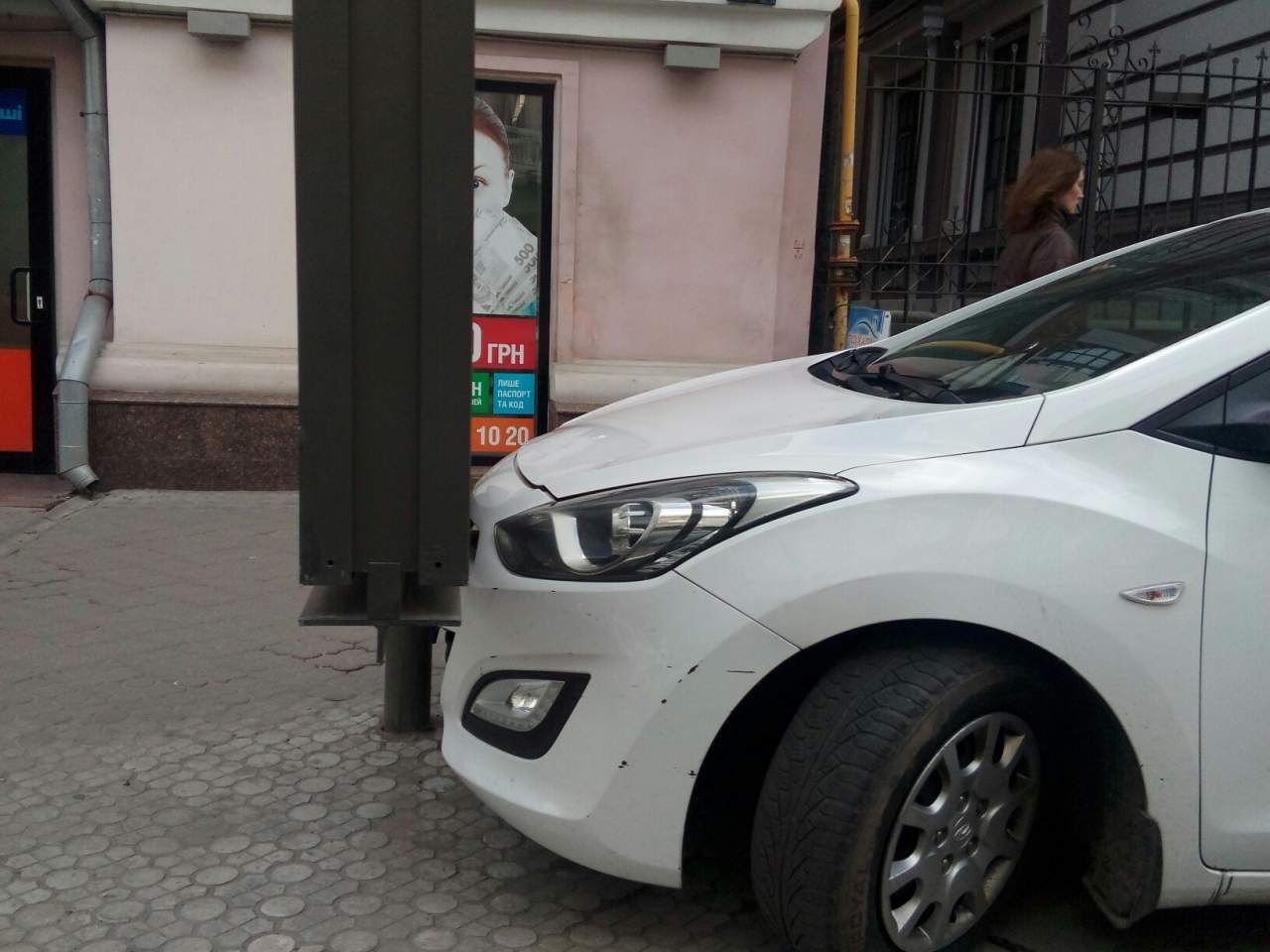 "Талантливый парковщик": в Харькове водитель припарковал авто впритык к стенду с рекламой (фото)