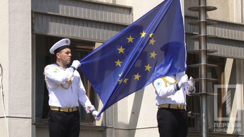 Над большинством городов Украины теперь развевается флаг Евросоюза (фото, видео)