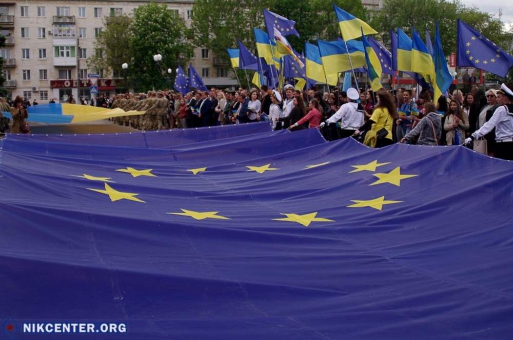 Над большинством городов Украины теперь развевается флаг Евросоюза (фото, видео)