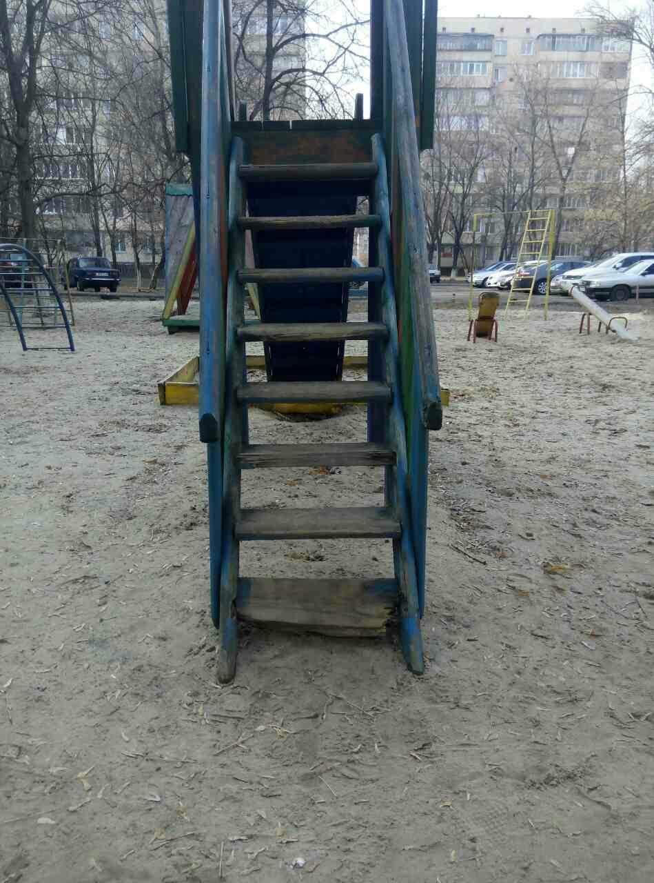 "Забавы на грани жизни": детская площадка садика в Киеве приводит в ужас (фото)