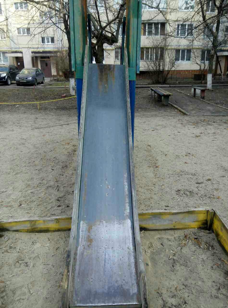 "Забавы на грани жизни": детская площадка садика в Киеве приводит в ужас (фото)