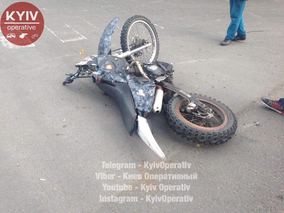 В столице мотоциклист столкнулся с автобусом: виновника аварии госпитализировали (фото)