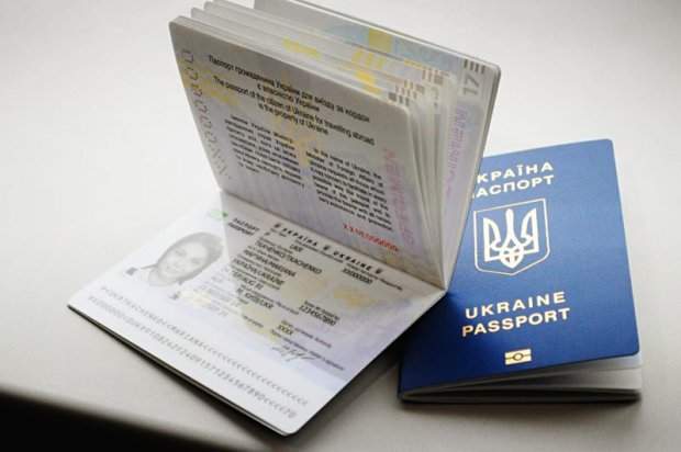 Драки, ранние очереди и другие испытания на пути получения электронного загранпаспорта в Украине 