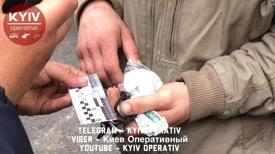 Задержанный в Киевской области мужчина с наркотическими веществами не может определиться с показаниями (фото, видео)
