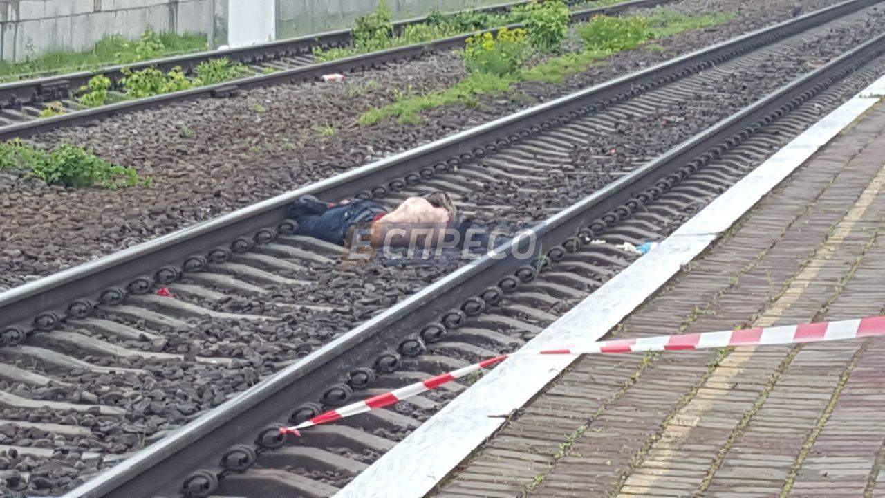 "Кровавое утро": в Киеве мужчина бросился под идущий поезд (фото)