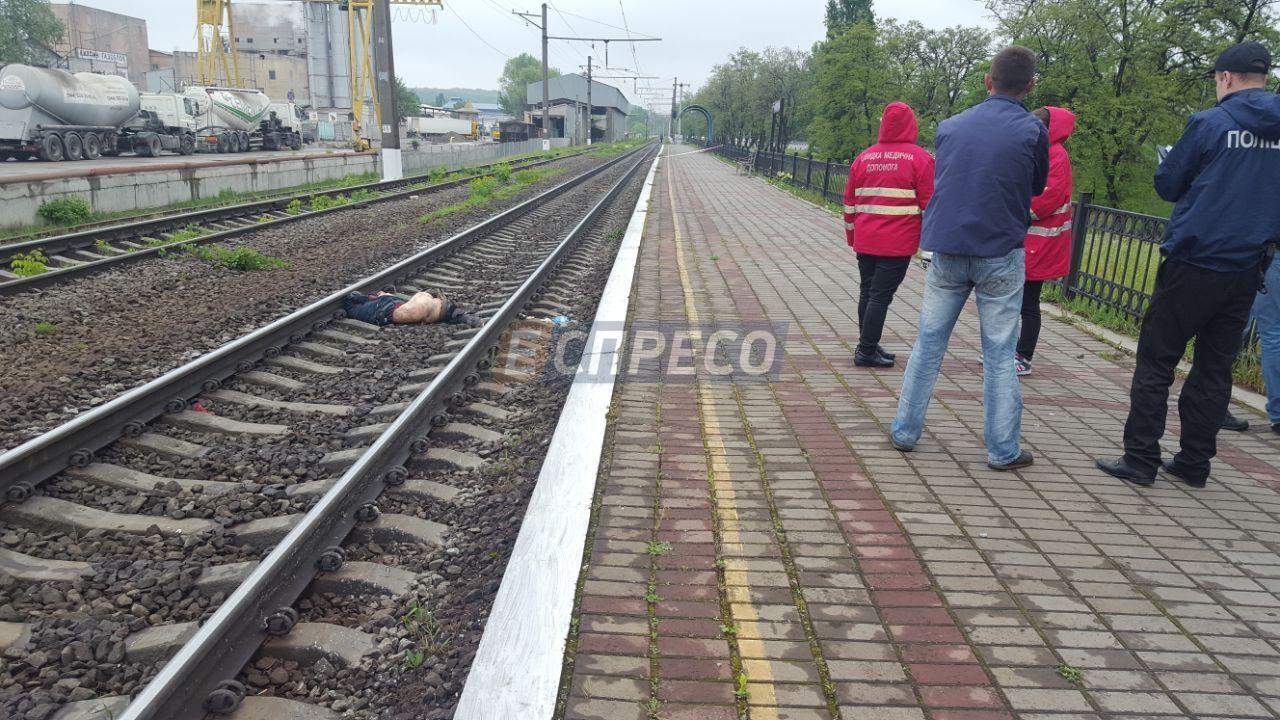 "Кровавое утро": в Киеве мужчина бросился под идущий поезд (фото)
