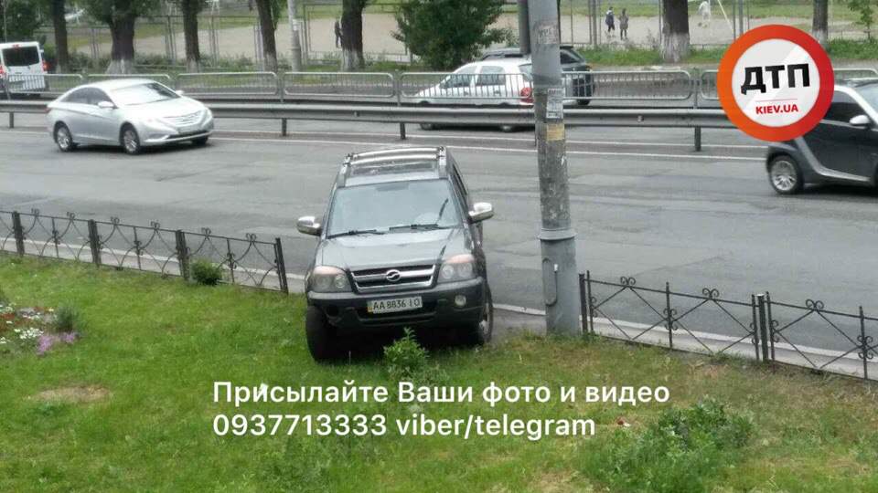 В Киеве был замечен очередной "герой парковки" (фото)