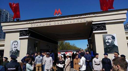 Московское метро «украсили» портретами Сталина и пропагандистскими баннерами