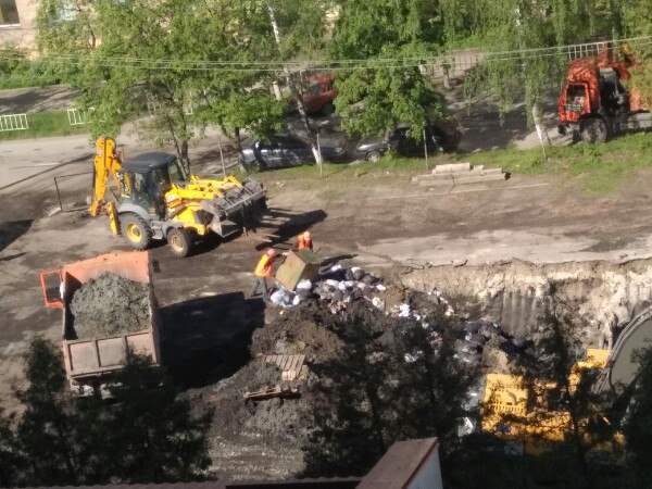 Котлован для ТБО: под окнами жилого дома во Львове коммунальщики закапывают мусор (фото)