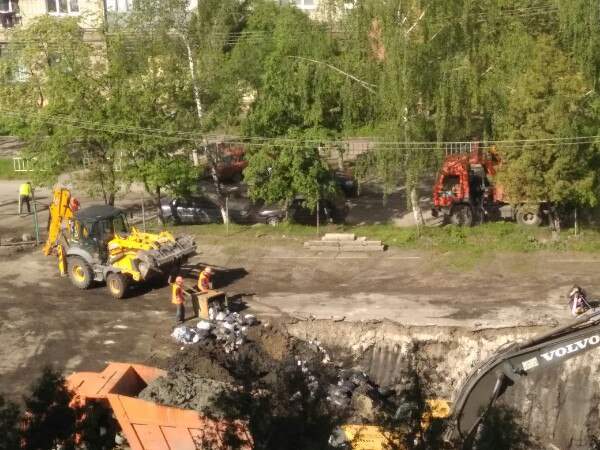 Котлован для ТБО: под окнами жилого дома во Львове коммунальщики закапывают мусор (фото)