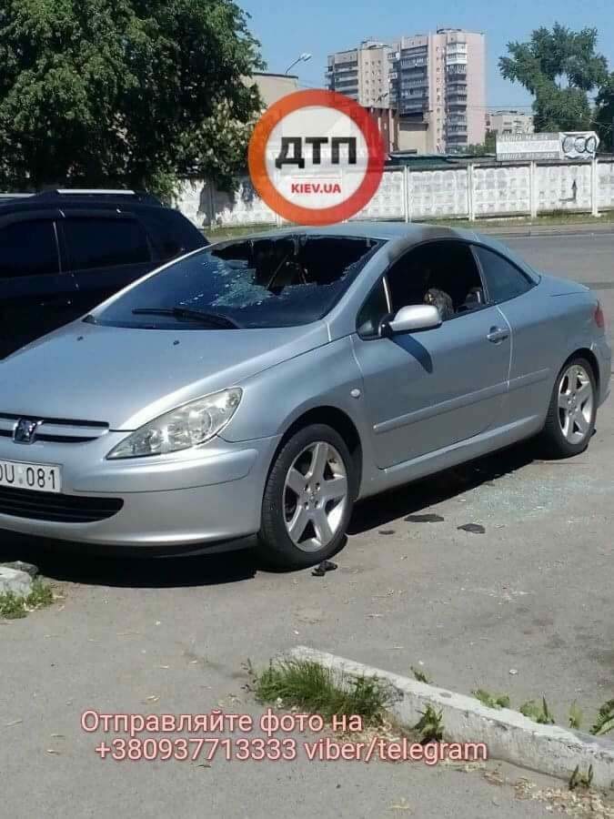 В Киеве неизвестные попытались поджечь автомобиль с иностранной регистрацией (фото)