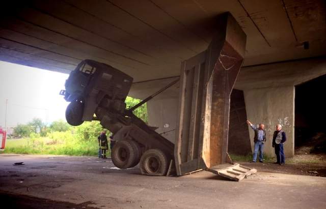 На Закарпатье грузовой автомобиль "КамАЗ" застрял под мостом (видео)