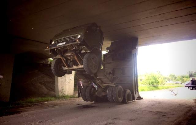 На Закарпатье грузовой автомобиль "КамАЗ" застрял под мостом (видео)