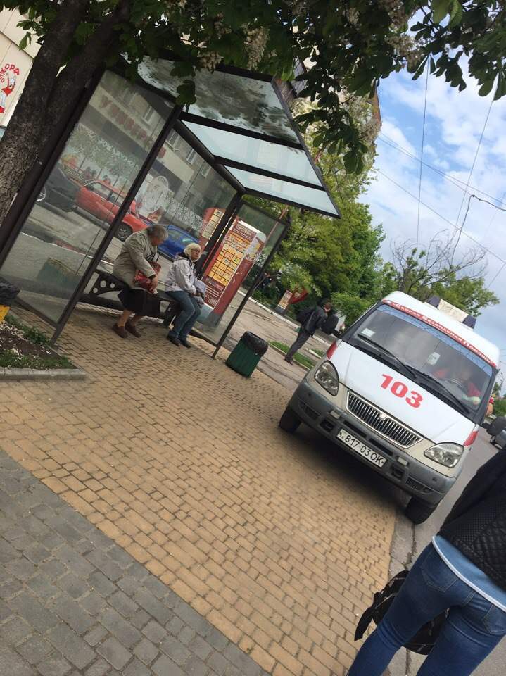 В Одессе скорая помощь припарковалась прямо на остановке общественного транспорта