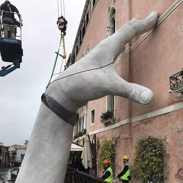 На Гранд-канале в Венеции появилась инсталляция в виде восьмиметровых рук (фото)