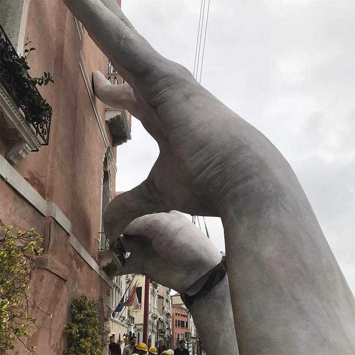На Гранд-канале в Венеции появилась инсталляция в виде восьмиметровых рук (фото)
