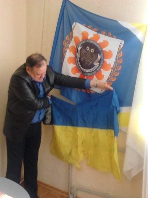 Изрешеченный символ мужества: в Старобельск доставили знамя из Луганского аэропорта (фото)