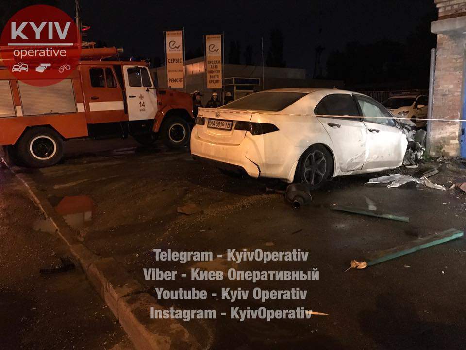 В Киеве пьяный гонщик влетел в штрафстоянку (Фото)