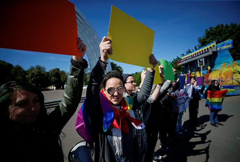Разукрасили будни яркими цветами: столичные активисты выступили против гомофобии и трансфобии (фото)